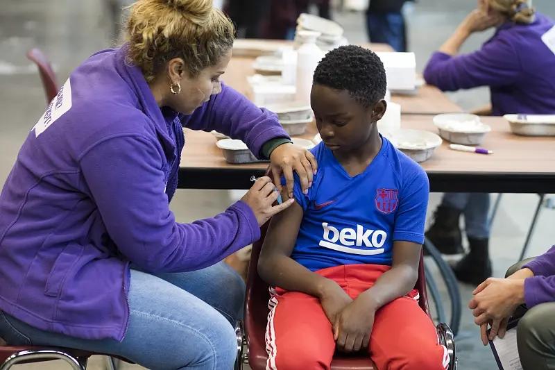 Jongetje krijgt een vaccinatie