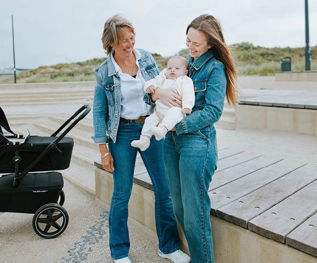 Oma, moeder en dochter op het strand