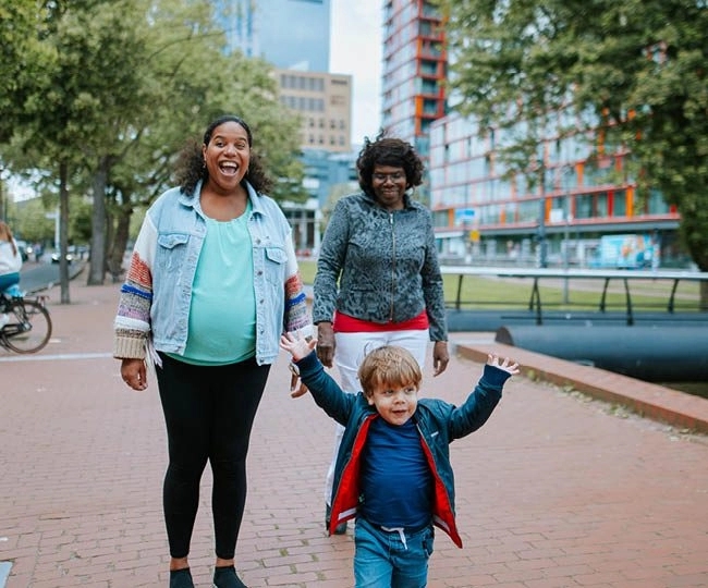 Oma, moeder en zoon op straat in Rotterdam